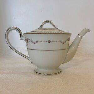 Vintage Aristocratic/Old Money Tea Pot
